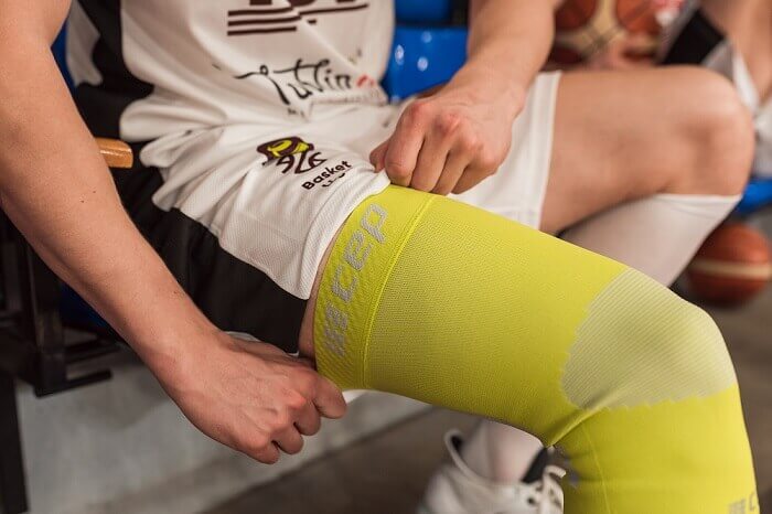 Opaska kompresyjna na kolano CEP dla sportowców