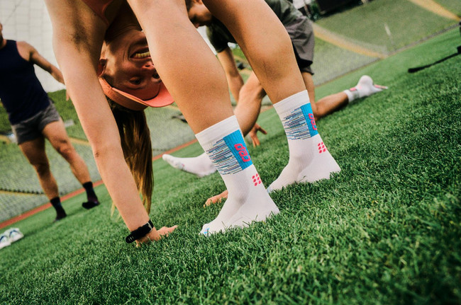 CEP krótkie skarpety kompresyjne Paris Vibes 80's damskie biało-niebieskie